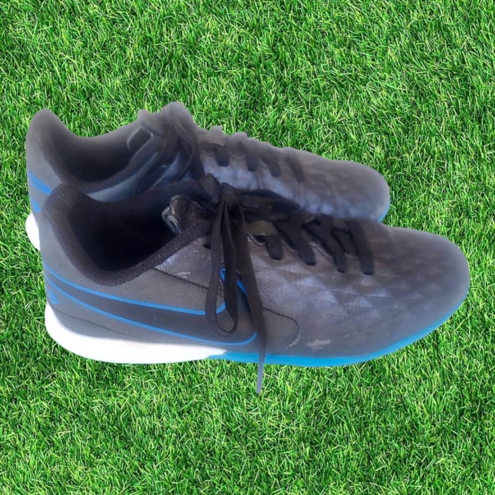Boys, Nike Tiempo, Legend 8, Indoor/Outdoor Turf Shoes, Size 1Y, EUC